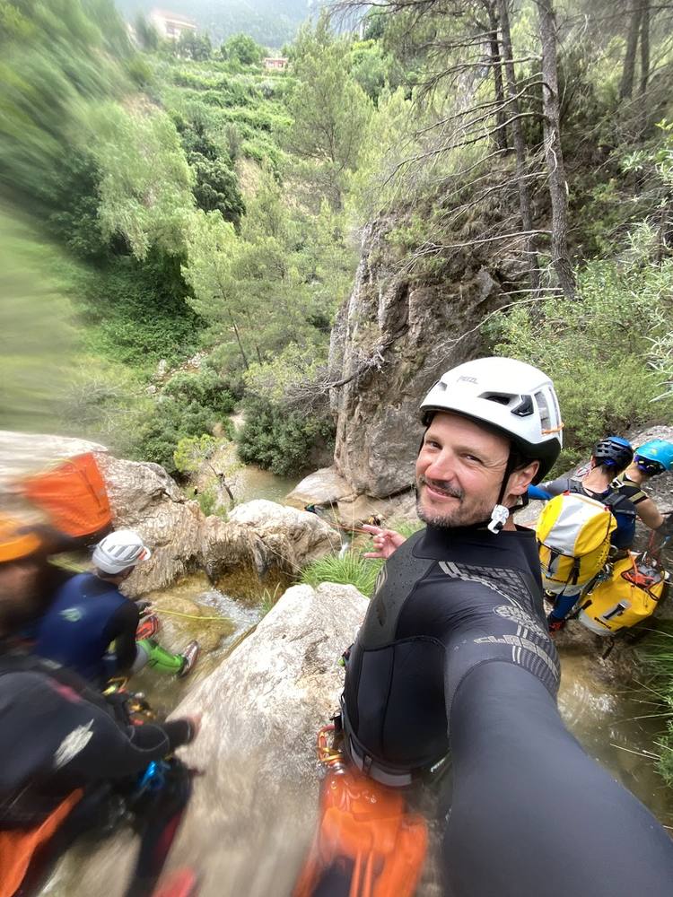 Guide avec son groupe en canyon