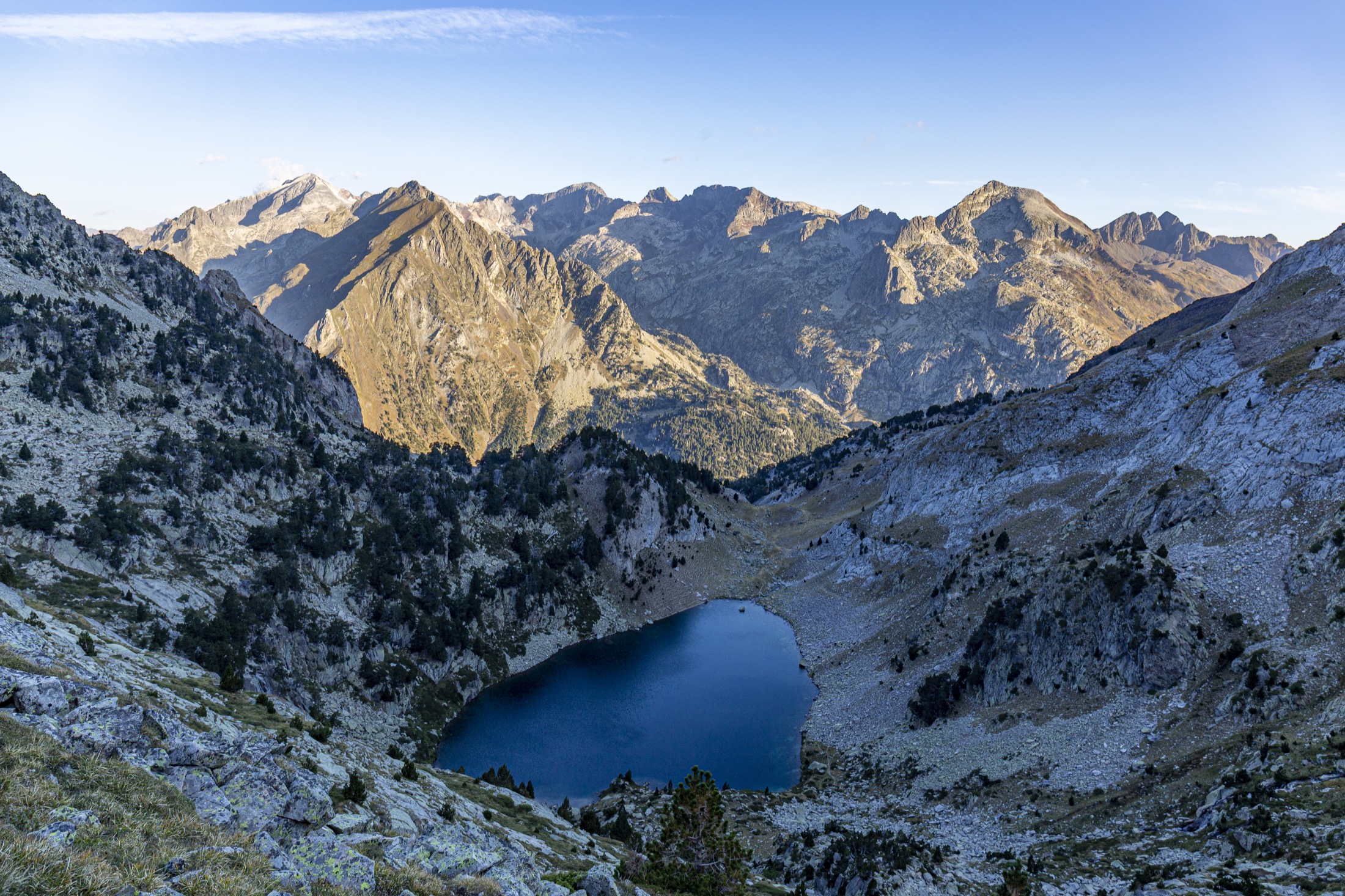 Panorama de haute montagne dans les Pyrénées
