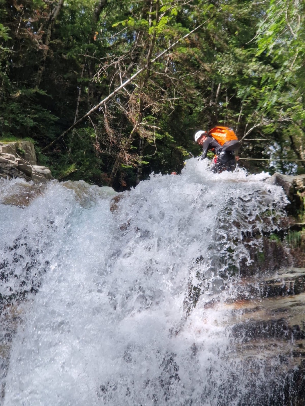 Guía asegurando una progresión en aguas vivas