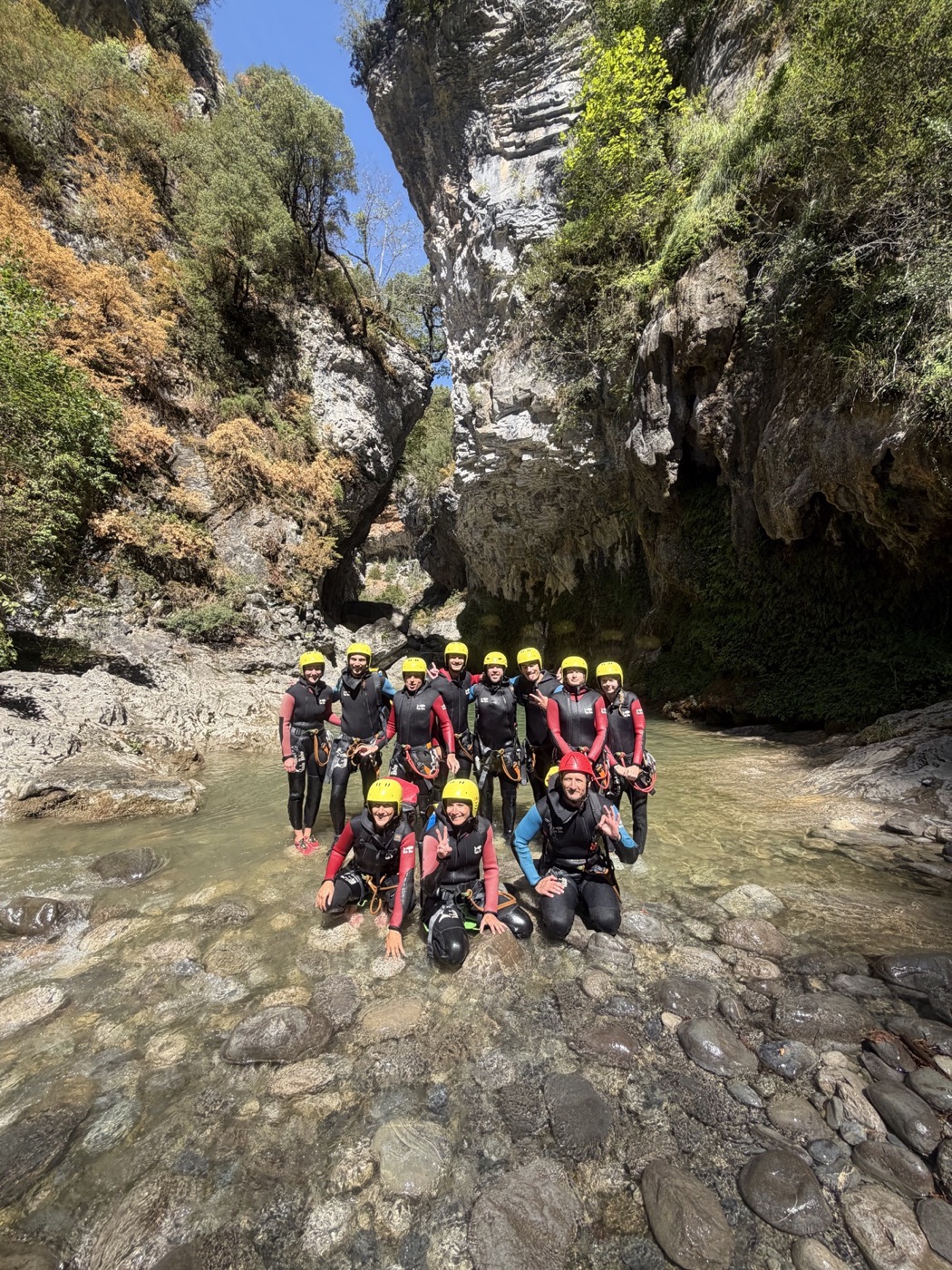 Grupo del Club Grigri Luçonnais en un barranco de los Pirineos