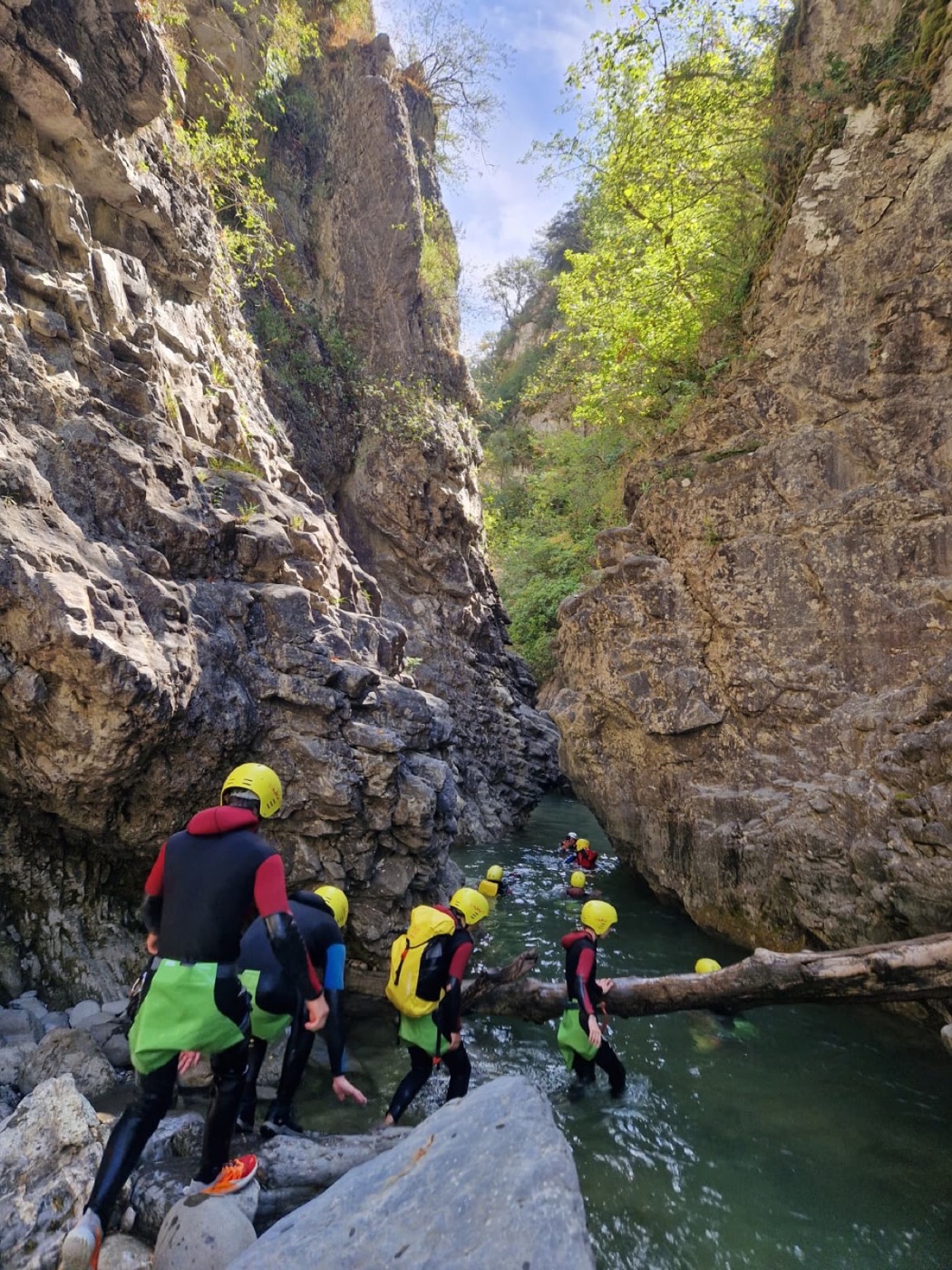 Participantes nadando por un barranco encajado