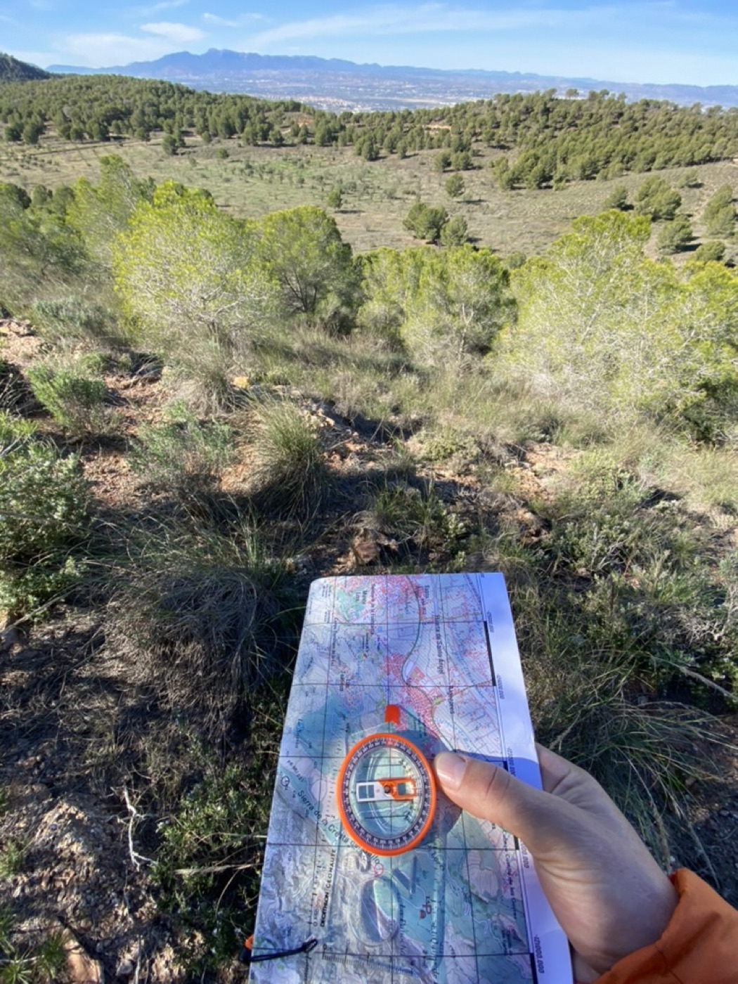 Ejercicio de navegación con mapa y brújula sobre el terreno