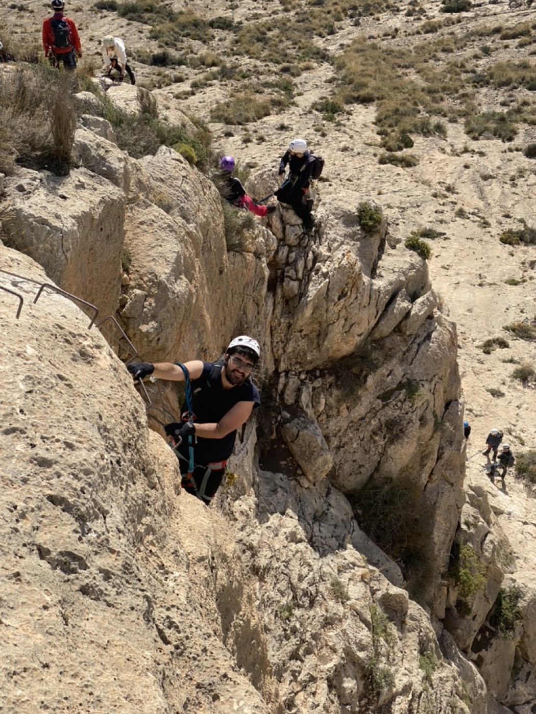 Progresión asegurada en una vía ferrata rocosa